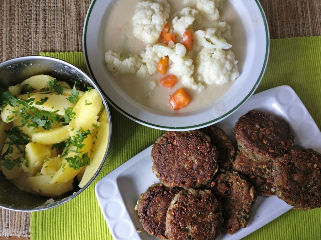Vegane Quinoa-Bratlinge mit Blumenkohl-Gemüse in Mandelsauce - Bianka ...